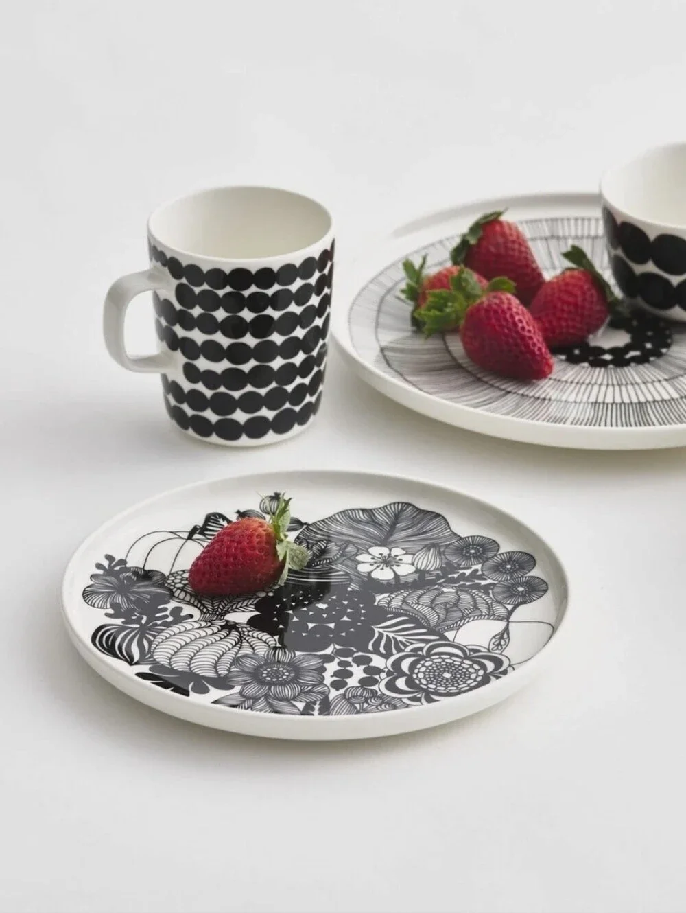 Marimekko Oiva Siirtolapuutarah Black White Floral Retro Salad Plates Stoneware